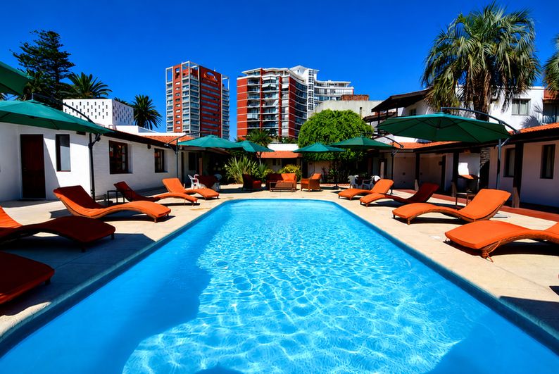 Fachada cálida y costera del Hotel Concorde Exclusive al atardecer en Punta del Este
